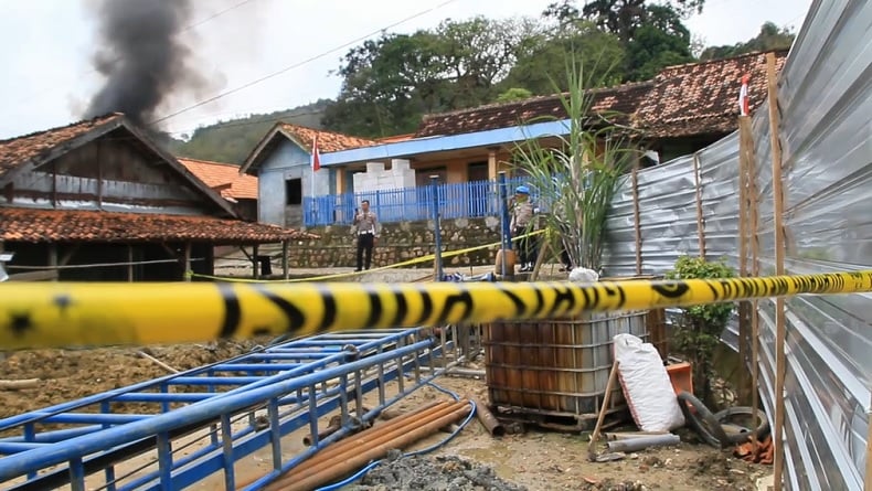 Polisi Cabut Belasan Patok Paralon Usai Kebakaran Sumur Minyak Ilegal di Blora