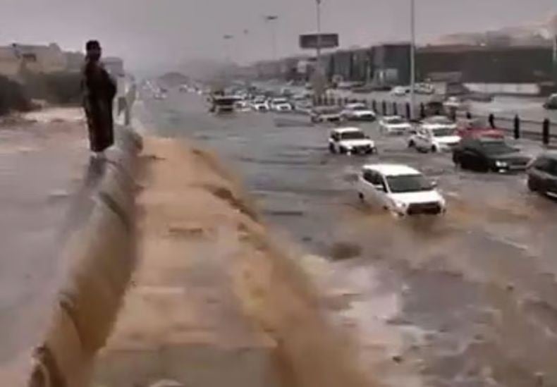 Hujan Deras Guyur Arab Saudi, Banjir Hanyutkan Banyak Mobil di Jalanan