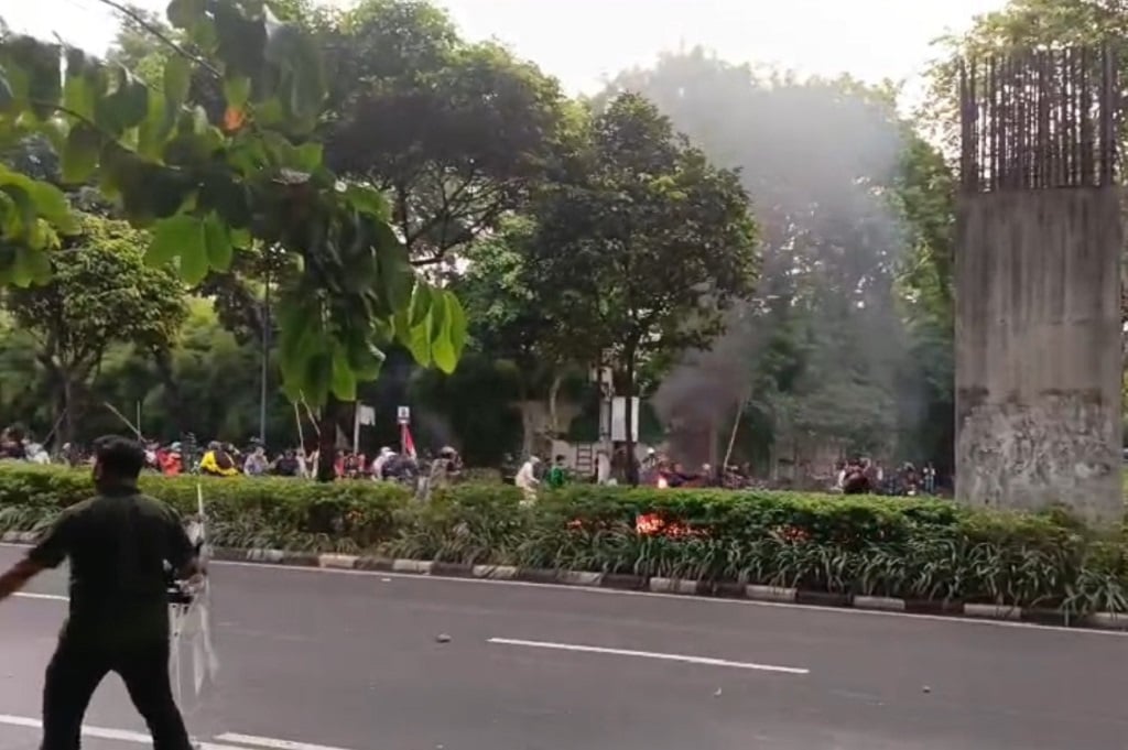 Panas! Bentrokan di DPR Merembet hingga ke Jalan Asia Afrika