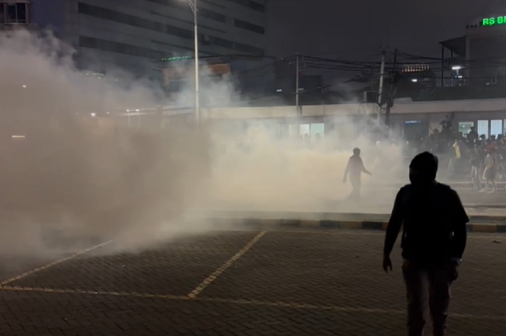 Suasana Slipi Jakbar Malam Ini, Bentrokan usai Demo DPR Masih Terjadi