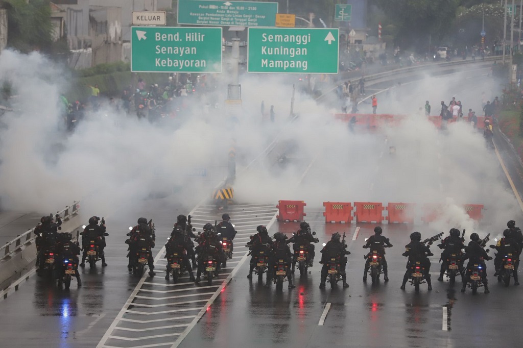 Massa Demo DPR Masuk ke Jalan Tol Dalam Kota, Lalu Lintas Dialihkan