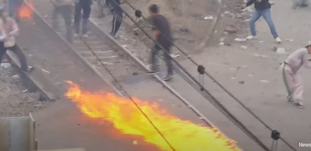 Massa Demo Ricuh Lempar Bom Molotov di Kolong Flyover Pejompongan, Polisi Tembak Gas Air Mata