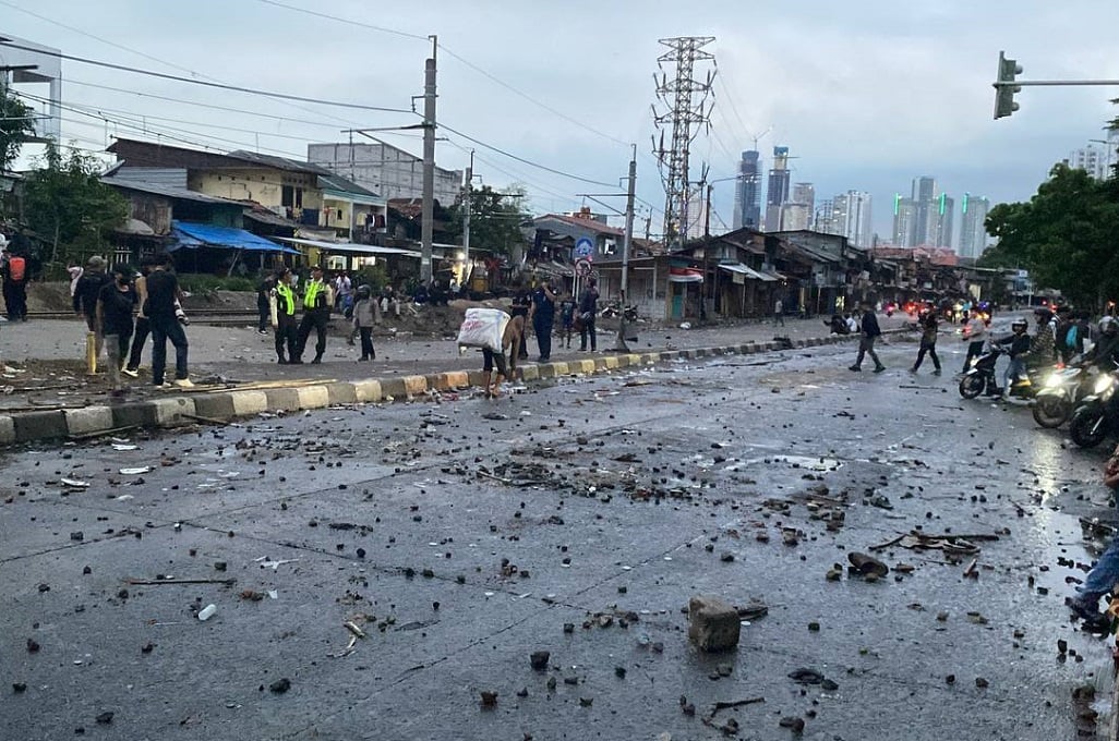 Jalan Pejompongan Dipenuhi Batu Buntut Demo DPR Ricuh, Pengendara Sulit Melintas