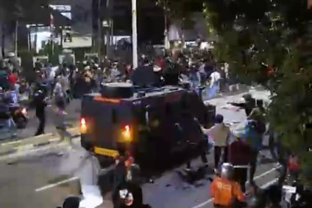 Viral! Driver Ojol Diduga Ditabrak Mobil Rantis Polisi saat Demo Ricuh di Pejompongan