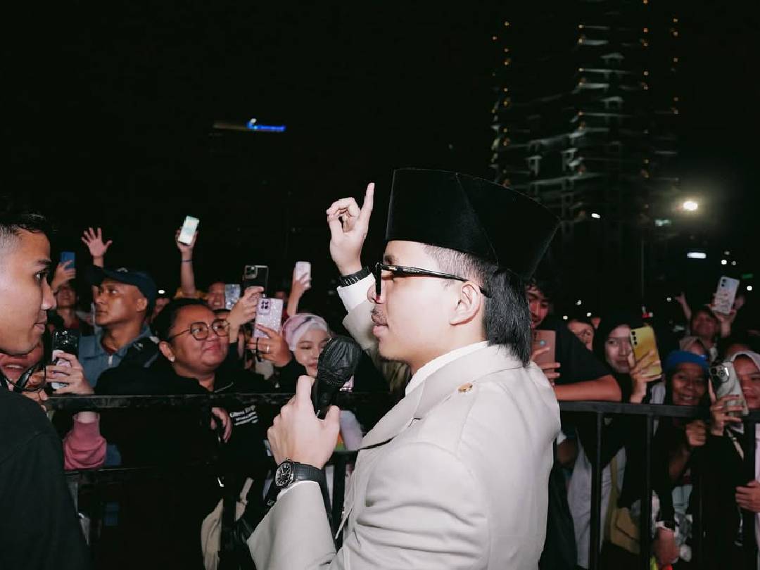 Viral Atta Halilintar Ikut Aksi Depan DPR, Peluk Driver Ojol