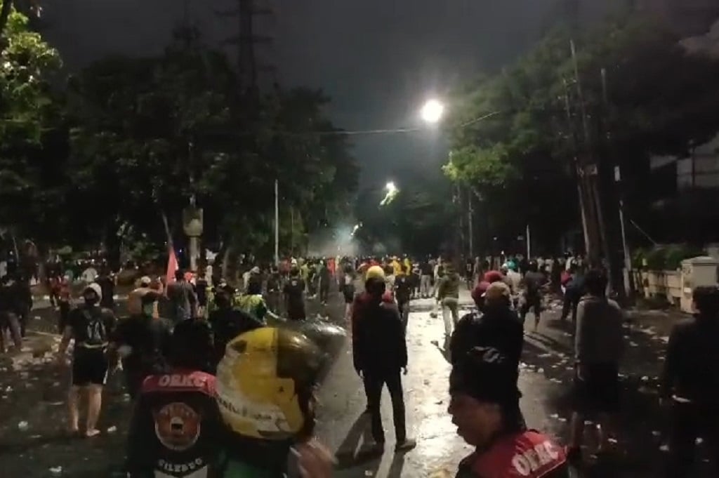 Suasana Mako Brimob Kwitang Malam Ini, Massa dan Polisi saling Maju-Mundur