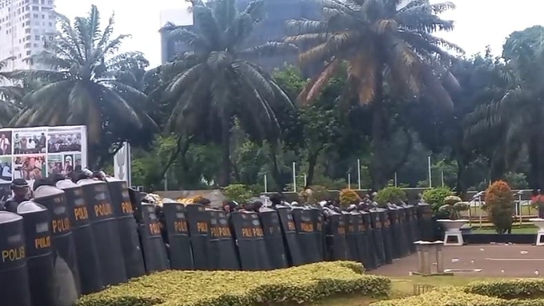 Gerbang Utama Gedung DPR Berhasil Ditembus Demonstran, Brimob Langsung Bentuk Barikade