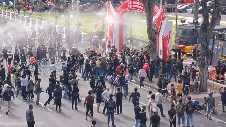Aksi Solidaritas Ojol di Surabaya Memanas, Massa Lempari Polisi dan Teriak Pembunuh