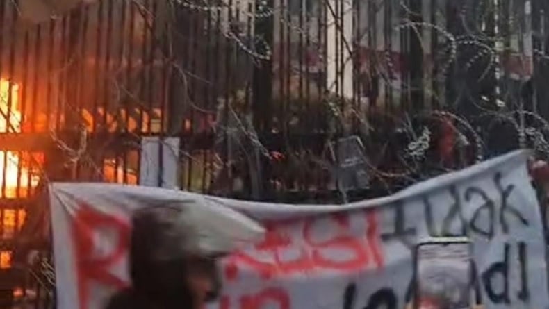 Bandung Mencekam! Massa Lempari DPRD Jabar dengan Molotov, Api Berkobar