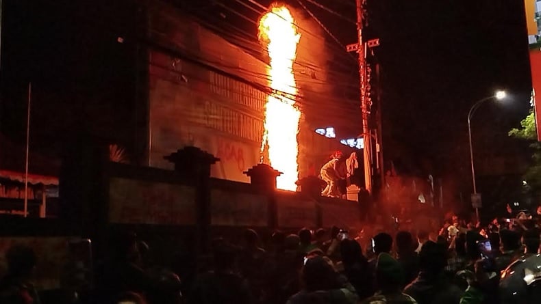 Demo di Malang Memanas, Massa Bertahan di Depan Mapolresta Bakar Baliho Besar