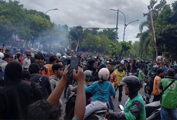 Demo Driver Ojol di Markas Brimob Solo Ricuh, Massa Lempari Polisi Pakai Batu