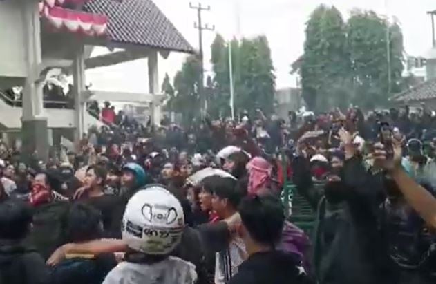 Demo di Tasikmalaya Memanas, Massa Berkostum Hitam Rusak Kantor DPRD