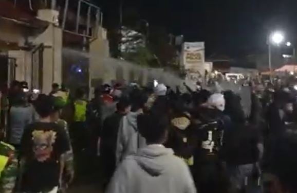 Demo Solidaritas Ojol di Tegal Ricuh, Massa Robohkan Gerbang Mapolres, Sejumlah Orang Luka