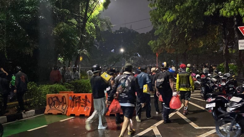 Hujan Reda, Massa Aksi Kembali Kepung DPR