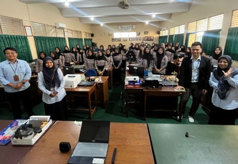 Hadapi Era Digital, FEB UNY Latih Literasi Digital Siswa SMKN 1 Depok Sleman