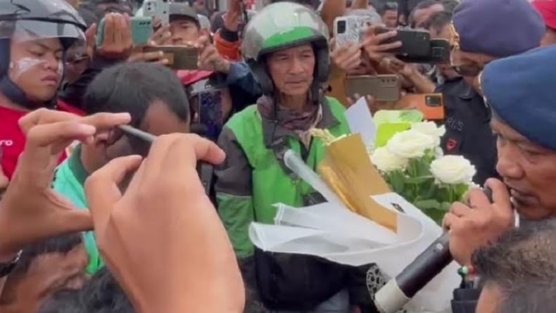 Dansat Brimob Polda Sumut Pimpin Doa Bersama untuk Affan Driver Ojol Tewas Dilindas Rantis