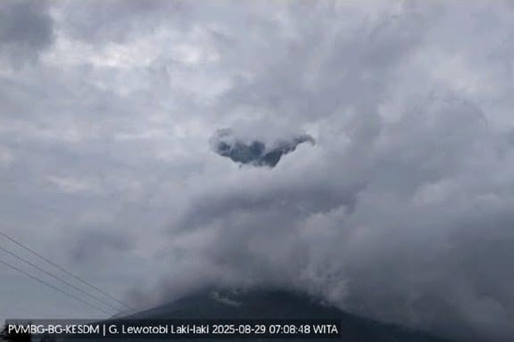 Gunung Lewotobi Laki-Laki di NTT Meletus, Kolom Abu Capai 1.600 Meter
