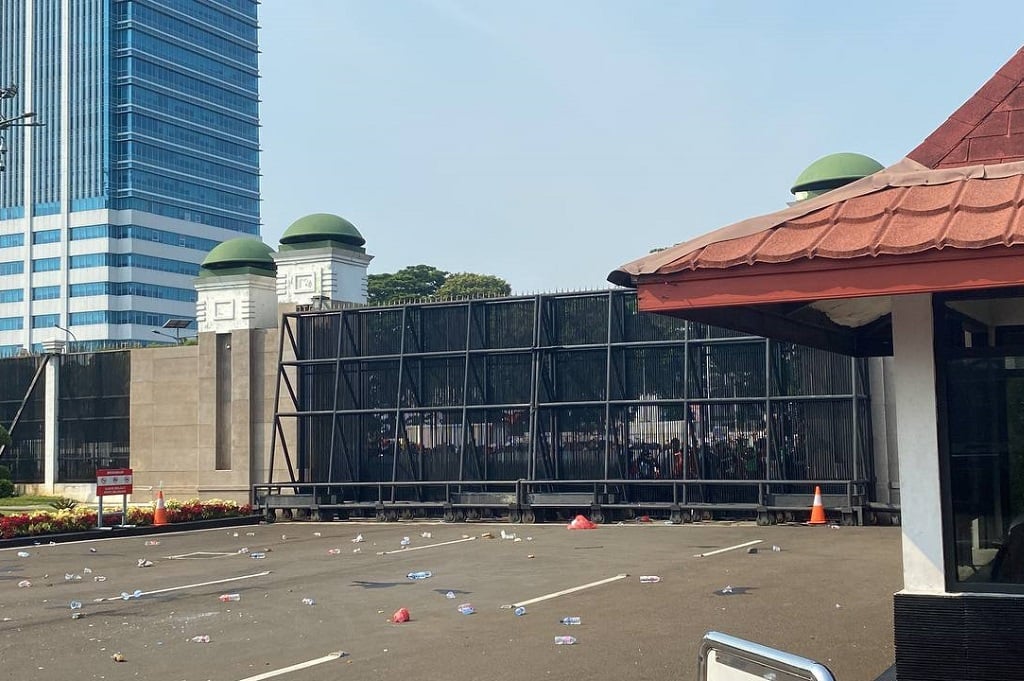 Massa kembali Datangi Gedung DPR, Lempar Botol hingga Minta Gerbang Dibuka