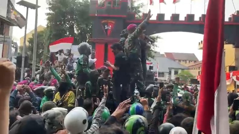Dikawal Personel Kostrad dan Marinir, Massa Nyanyikan Lagu Bagimu Negeri di Depan Mako Brimob