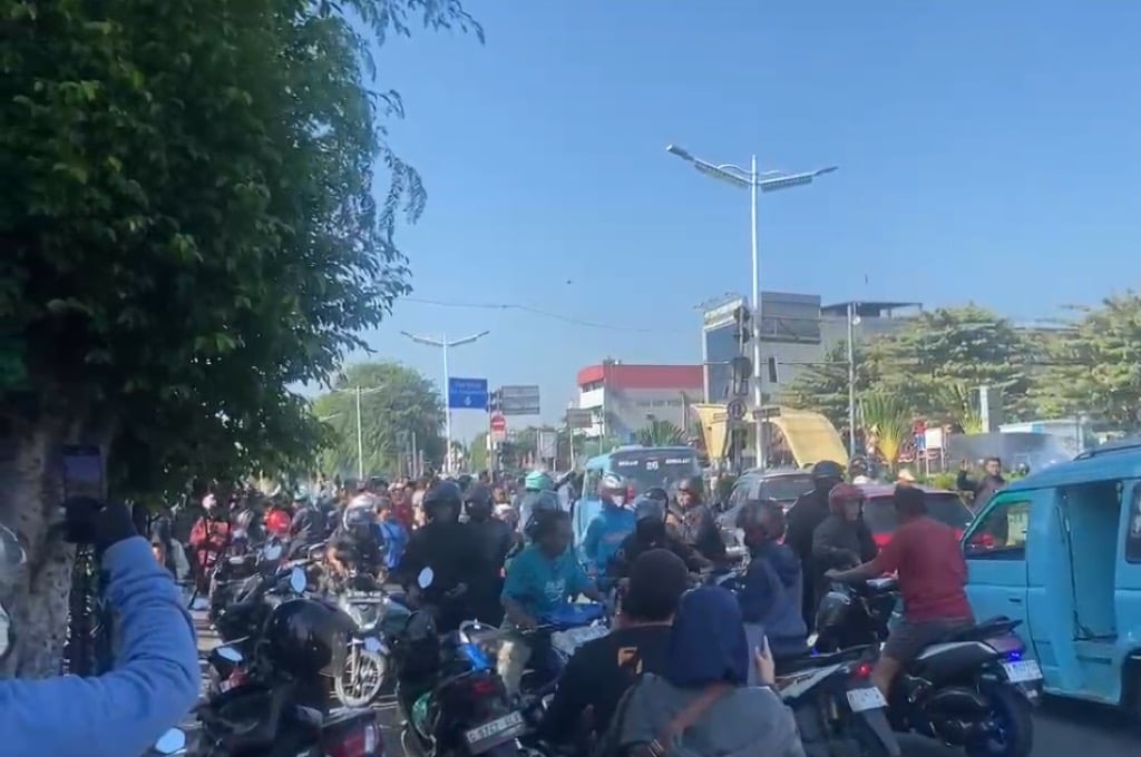 Lalin Otista Jaktim Kembali Normal usai Massa Bentrok dengan Aparat