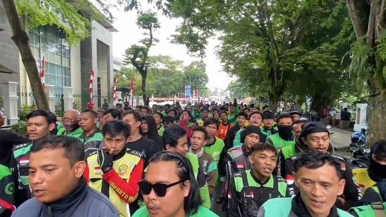 Aksi Solidaritas untuk Affan, Driver Ojol Bergerak dari Alun-Alun Rangkasbitung ke Polres Lebak