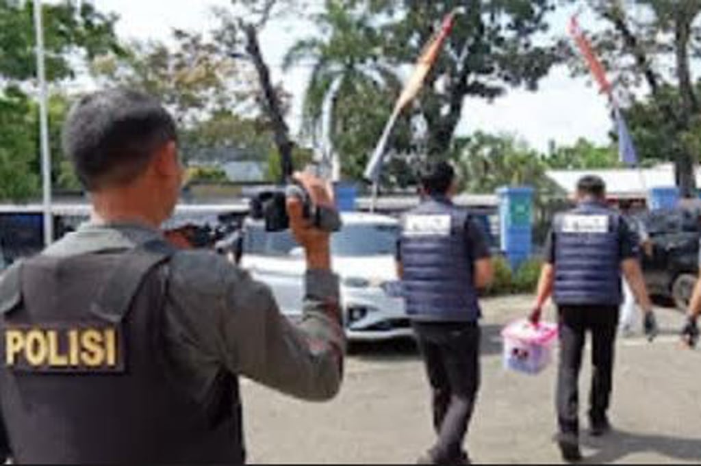 Geledah Kantor BPBD Lampung Utara, Penyidik Tipidkor Bawa Koper Merah Muda