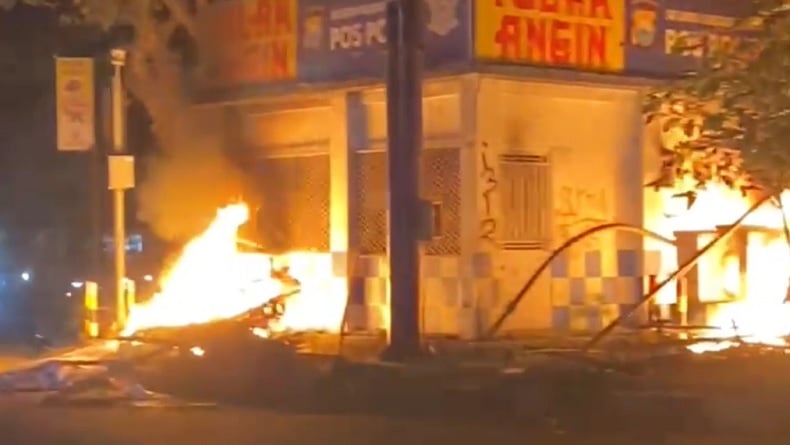 Mencekam Demo di Makassar, Pos Polisi Dibakar Massa
