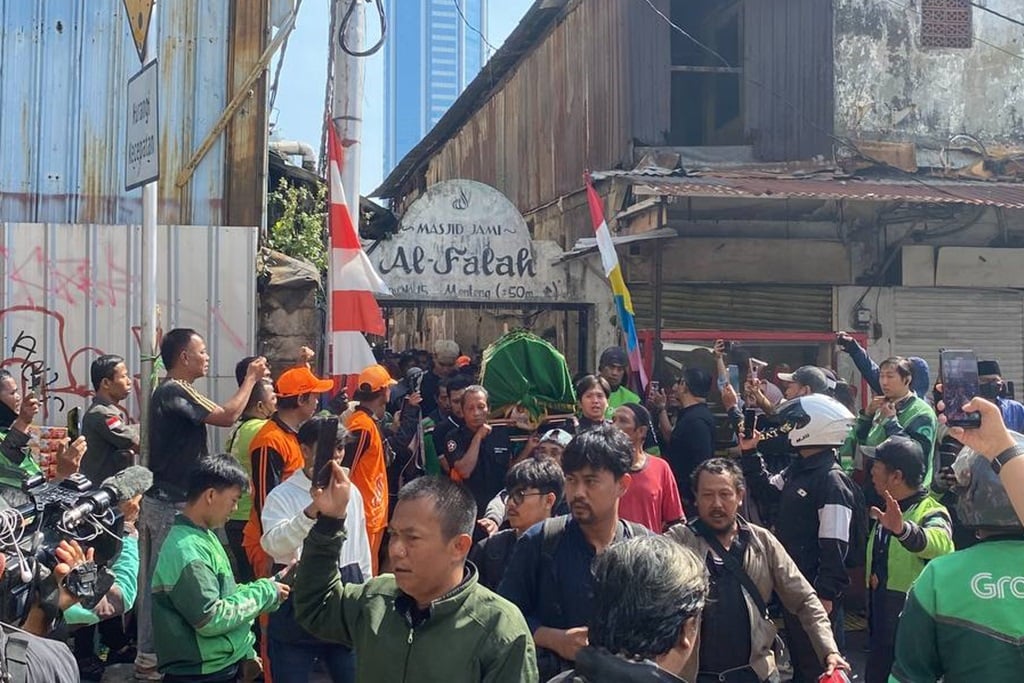 Ratusan Driver Ojol Antar Jenazah Affan Kurniawan Dimakamkan di TPU Karet Bivak