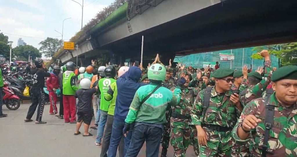 Massa Gelar Aksi di Simpang Lima Senen, TNI AD Turun Tangan Redam Situasi