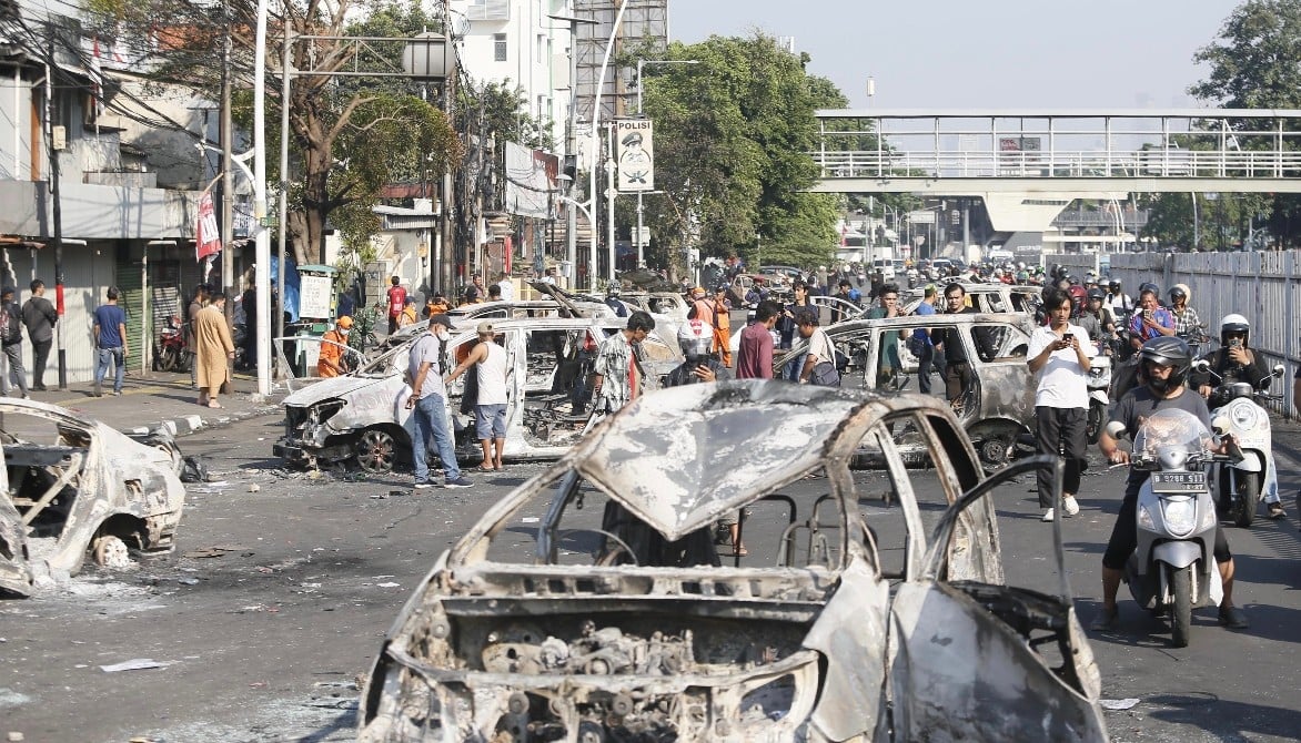 Penampakan Puluhan Mobil Ludes Terbakar Diamuk Massa di Depan Polres Jakarta Timur 