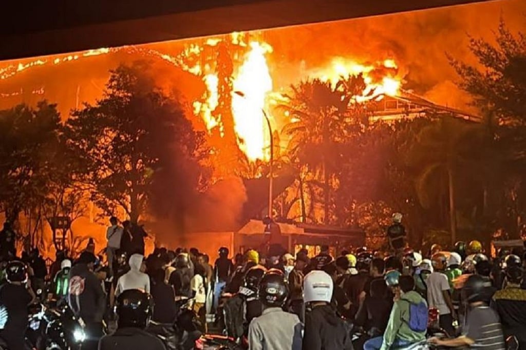 Korban Tewas Demo di DPRD Makassar Jadi 4 Orang, Lompat dari Lantai 4 Gedung Terbakar