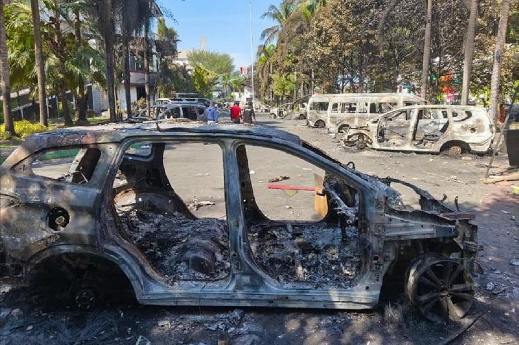 Penampakan Deretan Bangkai Mobil Dibakar Massa di Gedung DPRD Makassar