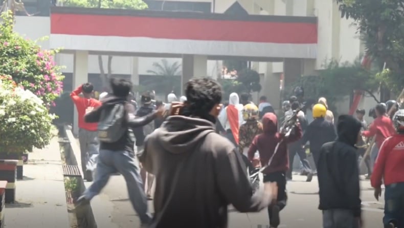 Kericuhan Pecah di Pekalongan, Massa Bentrok dengan Polisi