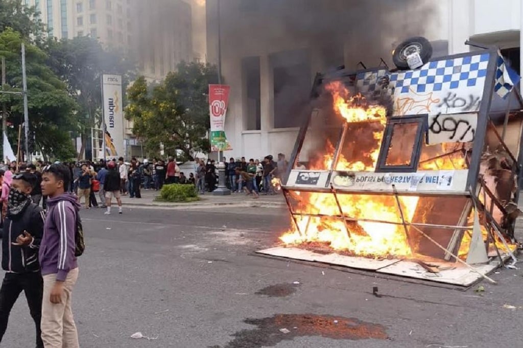 Demo Ricuh di Medan, Massa Bakar Pos Polisi di Jalan Balai Kota