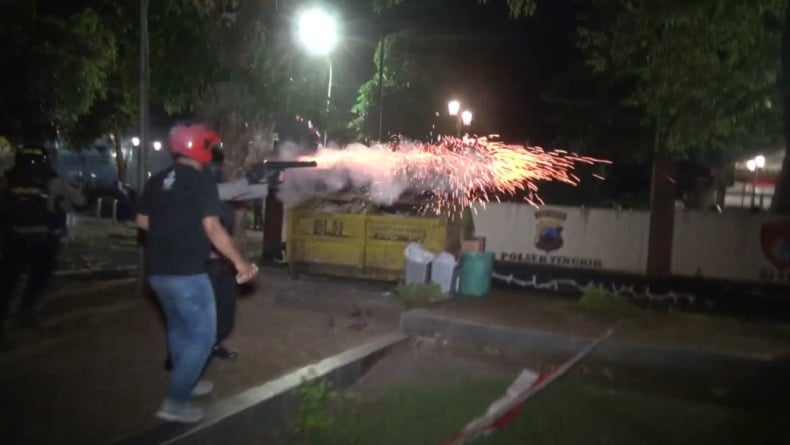 Aksi Solidaritas Kematian Affan Berujung Ricuh, Massa Jebol Gerbang Polres Salatiga