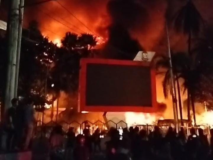 Demo Rusuh Massa Bakar Gedung DPRD Makassar, 4 Orang Dilaporkan Tewas