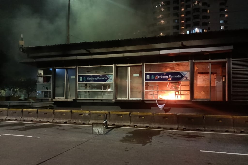 7 Halte Transjakarta Dibakar Massa, Bundaran Senayan hingga Sentral Senen