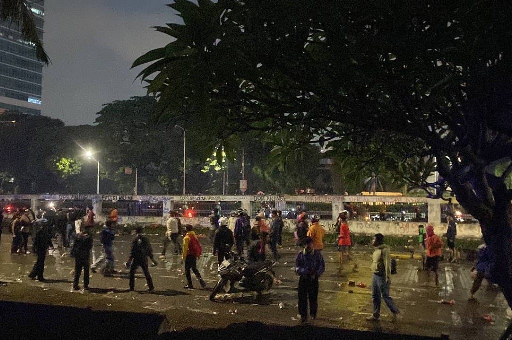 Suasana Depan Gedung DPR Malam Ini, Kericuhan Kembali Pecah!