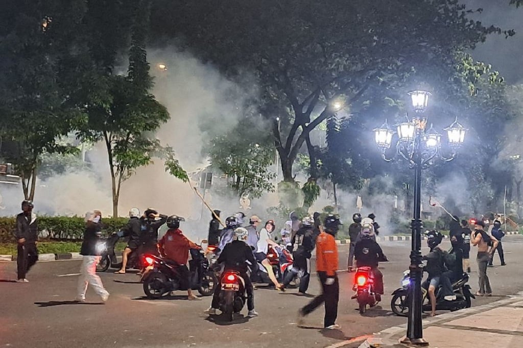 Demo Ricuh di Semarang,  2 Pos Polisi dan Mobil Dibakar Massa