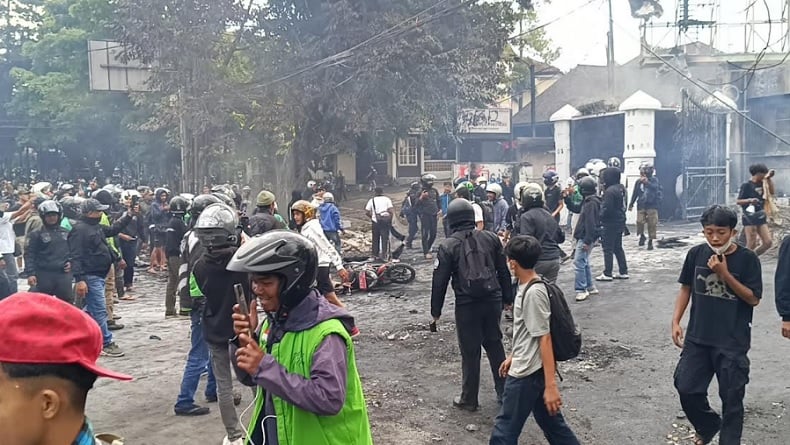 Beringas! Massa Serang DPRD Jabar, Kendaraan Pelat Merah Dibakar