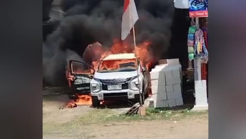 Mitsubishi XPander Hangus Terbakar di Jombang, Terdengar Beberapa Kali Ledakan