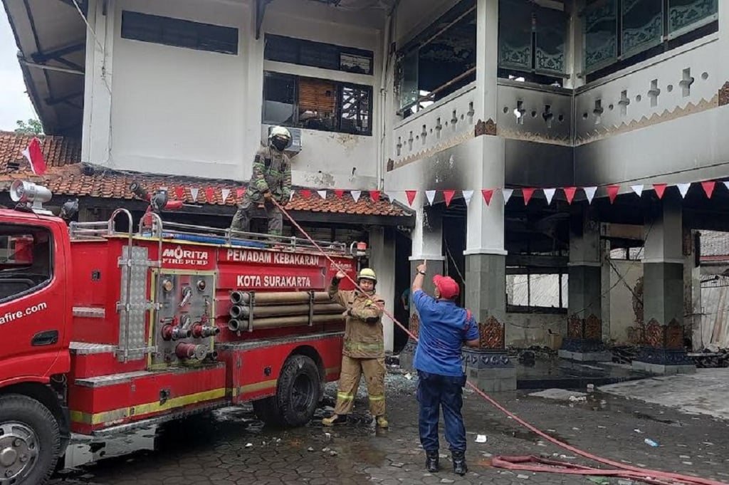 Asap Muncul di Gedung DPRD Solo yang Dibakar, Damkar Padamkan Sisa Kebakaran