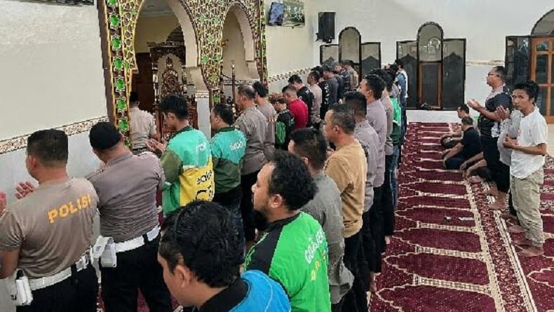 Polda Sulut dan Komunitas Ojol Gelar Salat Gaib untuk Affan yang Tewas Dilindas Rantis Brimob