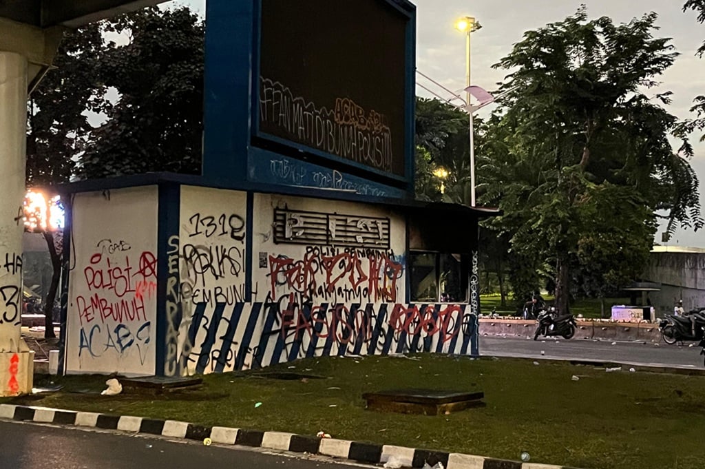 Potret Pos Polisi Semanggi usai Dirusak Massa, Tembok Penuh Coretan Vandalisme