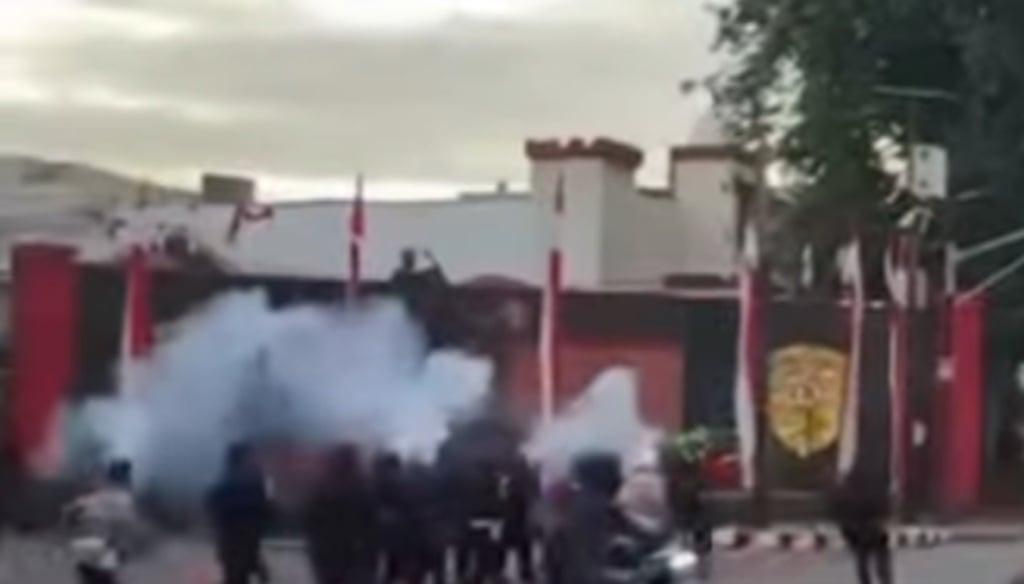Massa Datangi Mako Brimob Kelapa Dua Depok Pagi Ini, Situasi Memanas