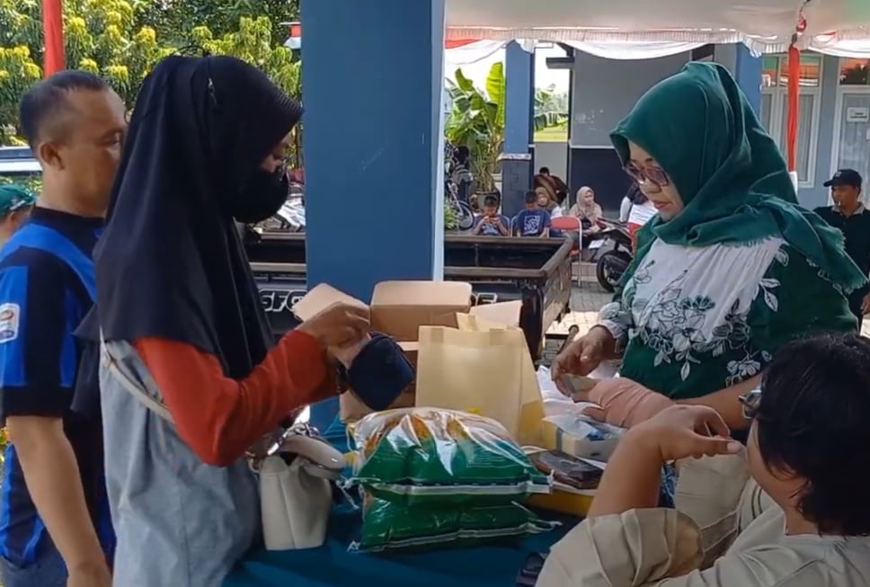 Harga Sembako Mahal, Warga Blora Serbu Pasar Murah Beras SPHP