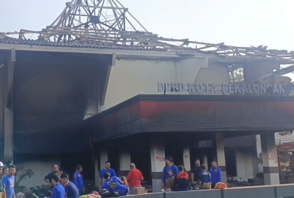 Kompleks Pemkot Pekalongan Hangus Dibakar Massa, Wali Kota Bingung Ngantor di Mana