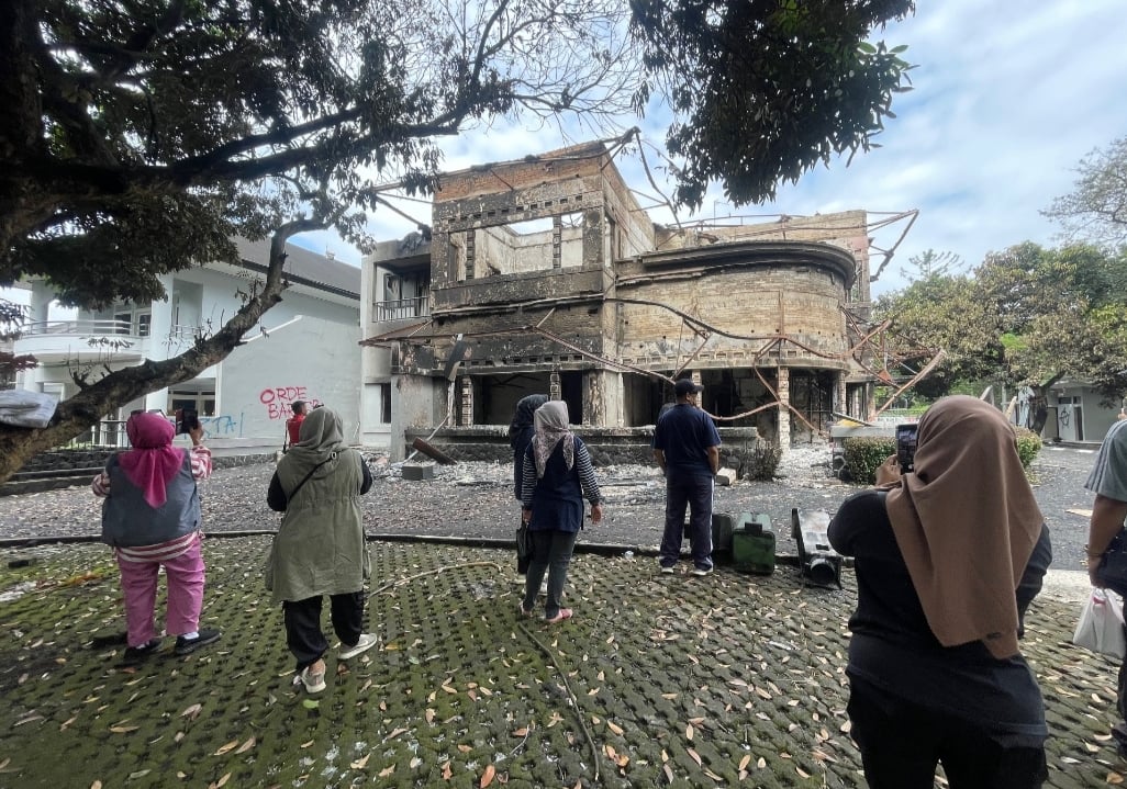 Jadi Tontonan Warga, Begini Kondisi Gedung DPRD Jabar usai Dibakar saat Demo Rusuh
