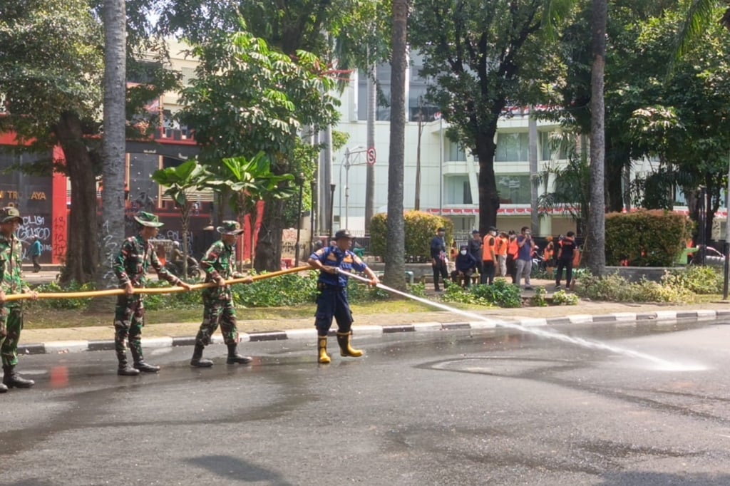 Situasi di Mako Brimob Kwitang Kondusif, TNI dan Damkar Bersihkan Sisa-sisa Demo