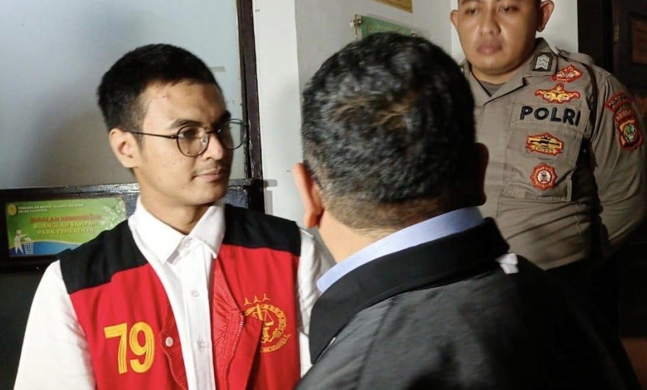 Dituntut 12 Tahun Penjara dan Denda Rp1 Miliar, Vadel Badjideh Tersenyum Getir